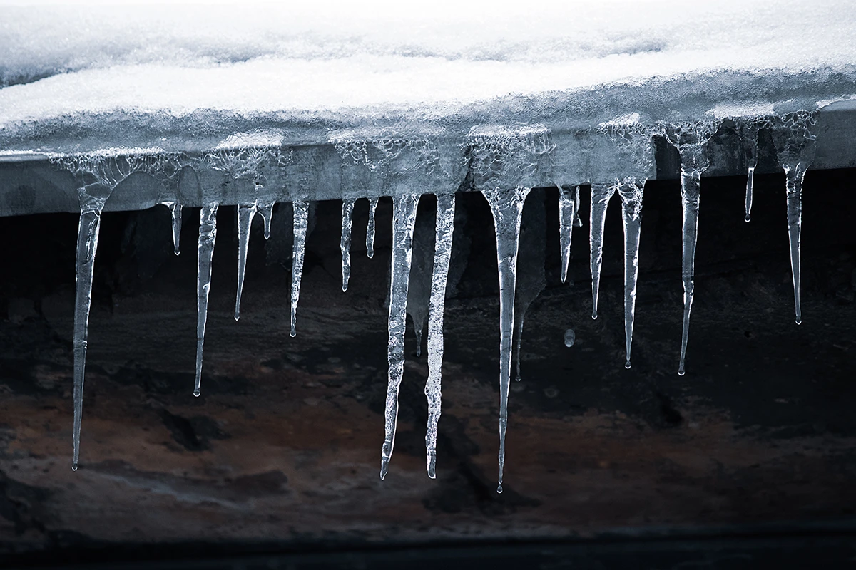 icicles-on-roof-dangerous-icing-ice-stalactites